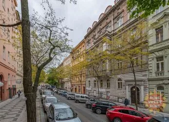 Vinohrady, slunný byt 3+1 k pronájmu (80m2), nezařízený, balkón, ulice Budečská