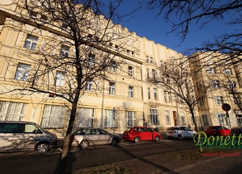 Prodej prostorného bytu 1+kk s balkónem, v historickém centru Hradce Králové