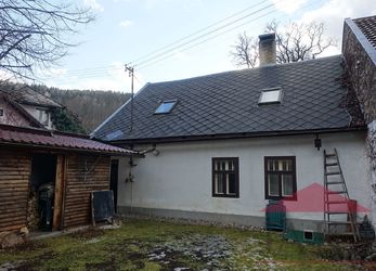 Rejštejn - Sokolovská; rodinný dům (5+1B; 130 m2) s uzavřenou zahradou