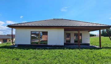 Novostavba rodinného domu se zahradou v obci Slavče u Trhových Svinů, okres České Budějovice
