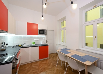 Residenční bydlení, pronájem pokoje 14m2  po rekonstrukci, Řehořova, Praha 3, od 1.7.2022