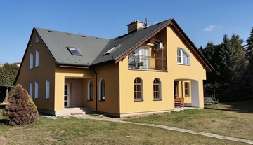 Prodej prostorného domu s 2 byty, dvougaráží a velkou zahradou 1.697 m2, Dolany u Olomouce