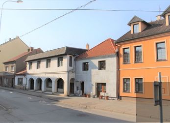 Prodej novostavby RD s provozovnou v centru obce Libochovice