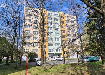 Rekonstruovaný panelový byt s balkonem  3+1 -  Nádražní ulice nedaleko centra Českých Budějovic