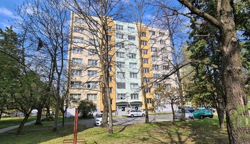 Rekonstruovaný panelový byt s balkonem  3+1 -  Nádražní ulice nedaleko centra Českých Budějovic