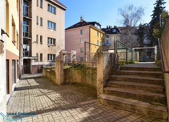 Prodej nebytového prostoru 1+1, 61 m2 ve sníženém přízemí, Praha 4 Nusle