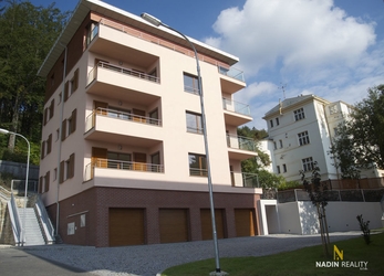 Prodej bytu 3+kk, 2x balkon, garážové stání, ulice Jindřicha Konečného, Karlovy Vary