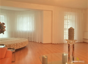 Prodej bytu 3+1, 2xbalkon, terasa, výtah, parkování, ulice Zámecký vrch, Karlovy Vary