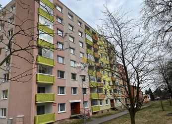 Prodej bytu 3+1, OV, 5. patro, panel, výtah, zasklená lodžie, ulice Stará Kysibelská, Karlovy Vary