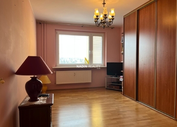 Prodej bytu 3+1, OV, 5. patro, panel, výtah, zasklená lodžie, ulice Stará Kysibelská, Karlovy Vary