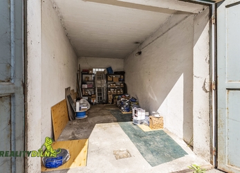 Prodej bytu 3+1, 64 m², lodžie, sklep, garáž, zahrada.