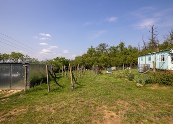 Prodej zahrady s obyvatelnou chatou v obci Dobšice
