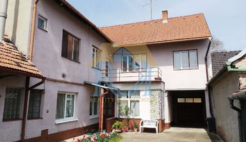 Prodej RD se 2 bytovými jednotkami, dvougaráží a kvelbeným sklepem v Moravské Nové Vsi
