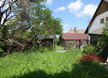Kašperské Hory - Vimperská; chalupa (dřev. srub; podl. pl.: cca 100 m2) se zahradou
