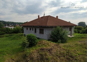 Prodej rozestavěného  domu (155m2)  v Úhercích u Panenského Týnce  na  pozemku 3388 m2.