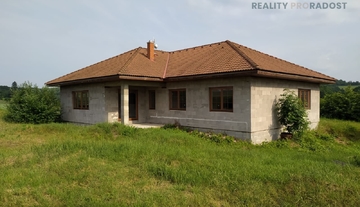 Prodej rozestavěného  domu (152m2)  v Úhercích u Panenského Týnce  na  pozemku 3388 m2.