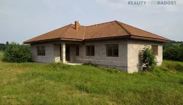 Prodej domu před dokončením (169m2) , pozemek 3388m2,  v Úhercích u Panenského Týnce
