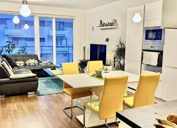 Nabízíme k pronájmu byt 2+kk s balkonem v ulici Freiwaldova, Praha 4 - Kamýk