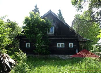 Kašperské Hory - Vimperská; pozemek 638 s dřevěným srubem a inž. sítěmi (el., voda a kanalizace)