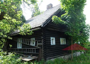 Kašperské Hory - Vimperská; pozemek 638 s dřevěným srubem a inž. sítěmi (el., voda a kanalizace)