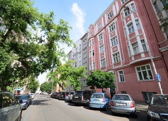 Praha, krásný částečně zařízený byt 3+kk k pronájmu, mezonet, zahrada, Kubelíkova ulice