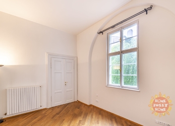 Hezký byt k pronájmu 4+1 (174 m2), terasa, 3x koupelna, Praha 1 - Malá Strana