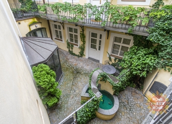 Hezký byt k pronájmu 4+1 (174 m2), terasa, 3x koupelna, Praha 1 - Malá Strana