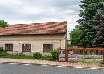 Nabízíme k prodeji menší rodinný dům v obci Mělnické Vtelno.