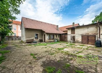 Nabízíme k prodeji menší rodinný dům v obci Mělnické Vtelno.