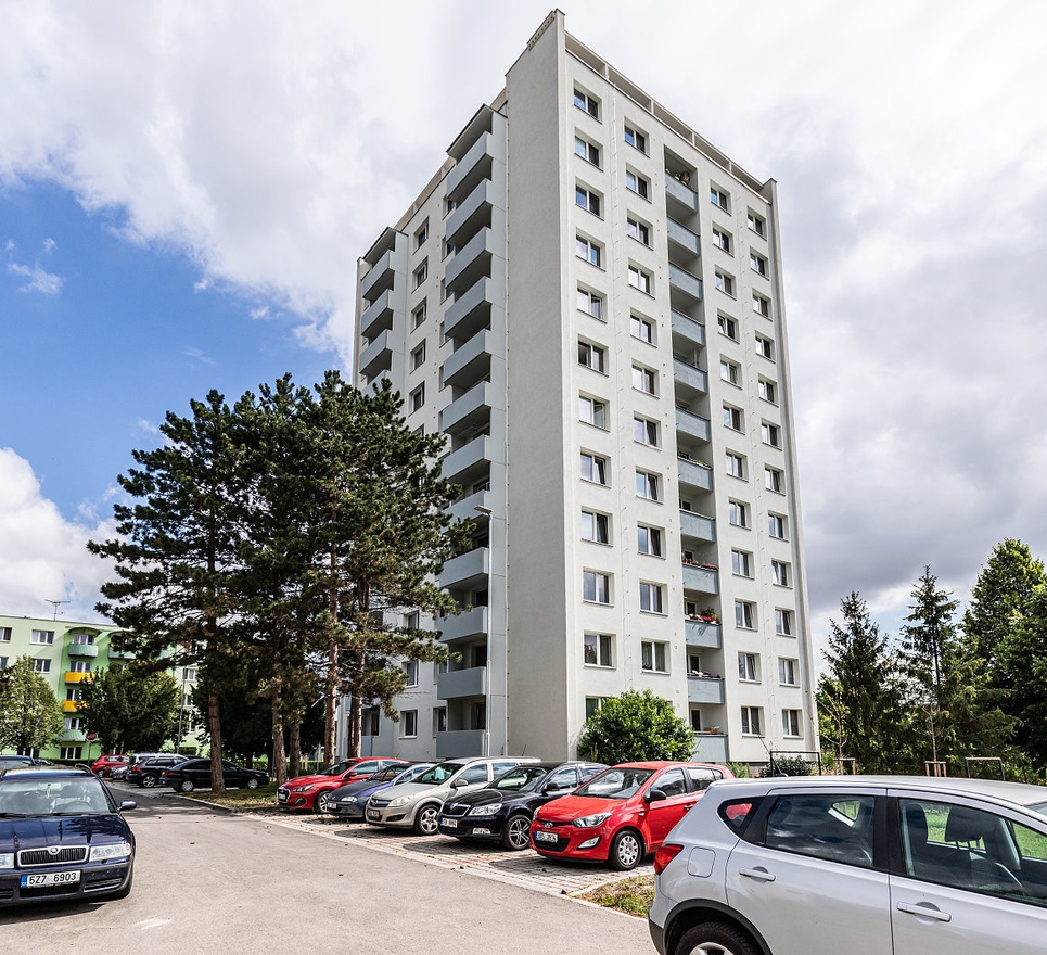 Nabízíme k prodeji udržovaný panelový byt 3+1 ve 2NP/12 v klidné lokalitě na ul. Zahradní v Kyjově.