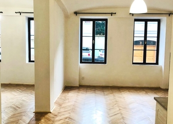 Prodej nově zrekonstruovaného rodinného domu 238 m2 v centru Teplic.