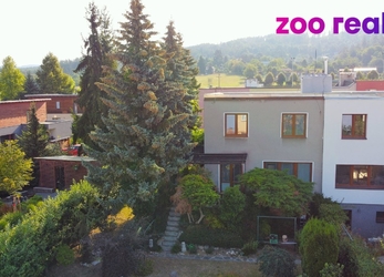Prodej prostorného rodinného domu 5+kk (160 m²) se zahradou 350 m² v obci Dolany