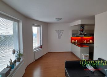 Pronájem pěkného bytu 3+kk, lodžie, garážové stání – Praha Zličín