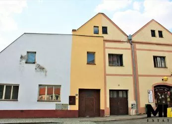 Prodej RD o velikosti 270 m2 na pozemku 833 m2 v obci Mirovice.