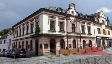 Sušice - nábř. J. Seitze; měšťanský dům (užit. pl: 550 m2; prodejna, kanceláře, 2 byty a sklady)