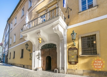 Praha, nezařízená kancelář k pronájmu v historické budově, ulice Michalská, Staré Město