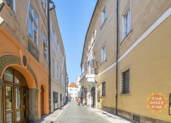 Praha, nezařízená kancelář k pronájmu v historické budově, ulice Michalská, Staré Město