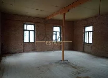 Řadový RD, podlahová plocha 342 m2, k rekonstrukci, pozemek 181 m2