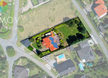 Rodinný dům 5+1, se zahradou, bazénem, terasou a garáží na pozemku 1.622 m2, Berounsko