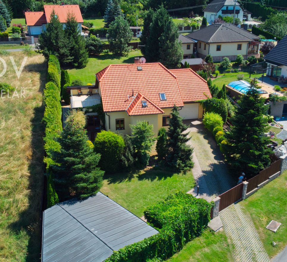 Rodinný dům 5+1, se zahradou, bazénem, terasou a garáží na pozemku 1.622 m2, Berounsko