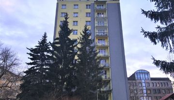 Pronájem bytu 2+1 s balkonem, 3.patro, výtah, ulice Krymská, Karlovy Vary