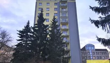 Pronájem bytu 2+1 s balkonem, 3.patro, výtah, ulice Krymská, Karlovy Vary