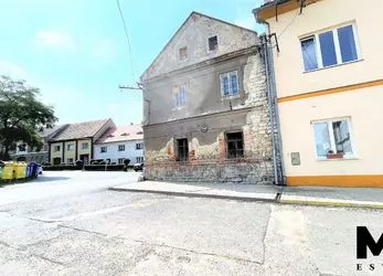 Prodej rodinného domu 500 m2 , pozemek 586 m2  v obci Liběšice , okres Louny