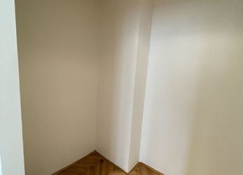 Nabízíme k pronájmu vybavený byt 3+kk 110 m2 s balkonem, Praha 1 - Staré Město