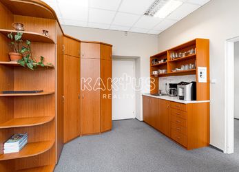 Prodej komerčního objektu s kancelářemi, dílnami a sklady (742 m2) ulice Zahradní, Paskov