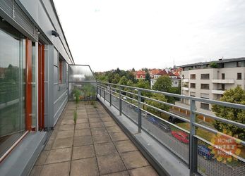 Praha, pronájem, moderní nezařízený byt 3+1, 90m2, rozlehlá terasa 40m2, garáž, Vršovice, ul. Ruská