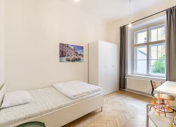 Rezidenční bydlení, pronájem krásného pokoje 14m² po rekonstrukci, ulice nám.Kinských, od 1.2.2023.