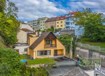 Atypický rodinný dům v centru města s nádhernými výhledy do parku Štěpánka.