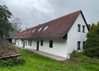 Prodej usedlosti v Bezděkově 7+1 (250m2),  včetně stodoly a  pozemku (6170 m2) , okr. Benešov