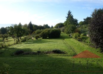 Sušice - Pod Svatoborem; pěstěná zahrada 977 m2 s dřevěnou chatou, el. a vodou
